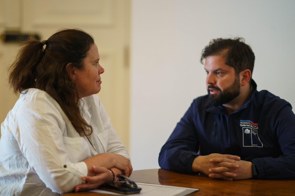 維涅馬爾市長瑪卡蓮娜．里巴蒙蒂（左）與博里奇總統（右）討論救災對策。（圖／翻攝自 X @GabrielBoric）